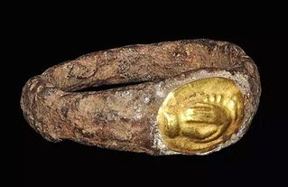 Roman-Iron-ring-with-gold-clasped-hands-intalgio.jpg